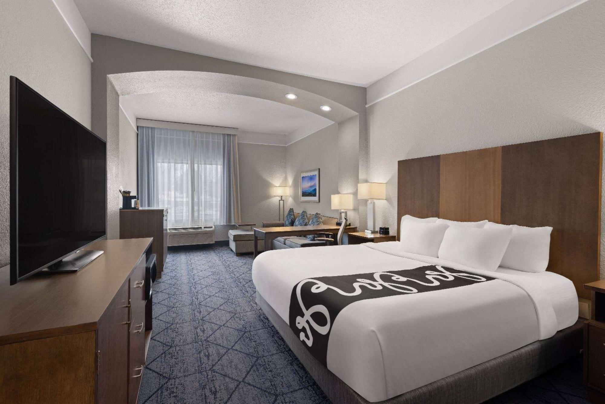 La Quinta Inn And Suites By Wyndham At Watiki Waterpark Рапид Сити Екстериор снимка