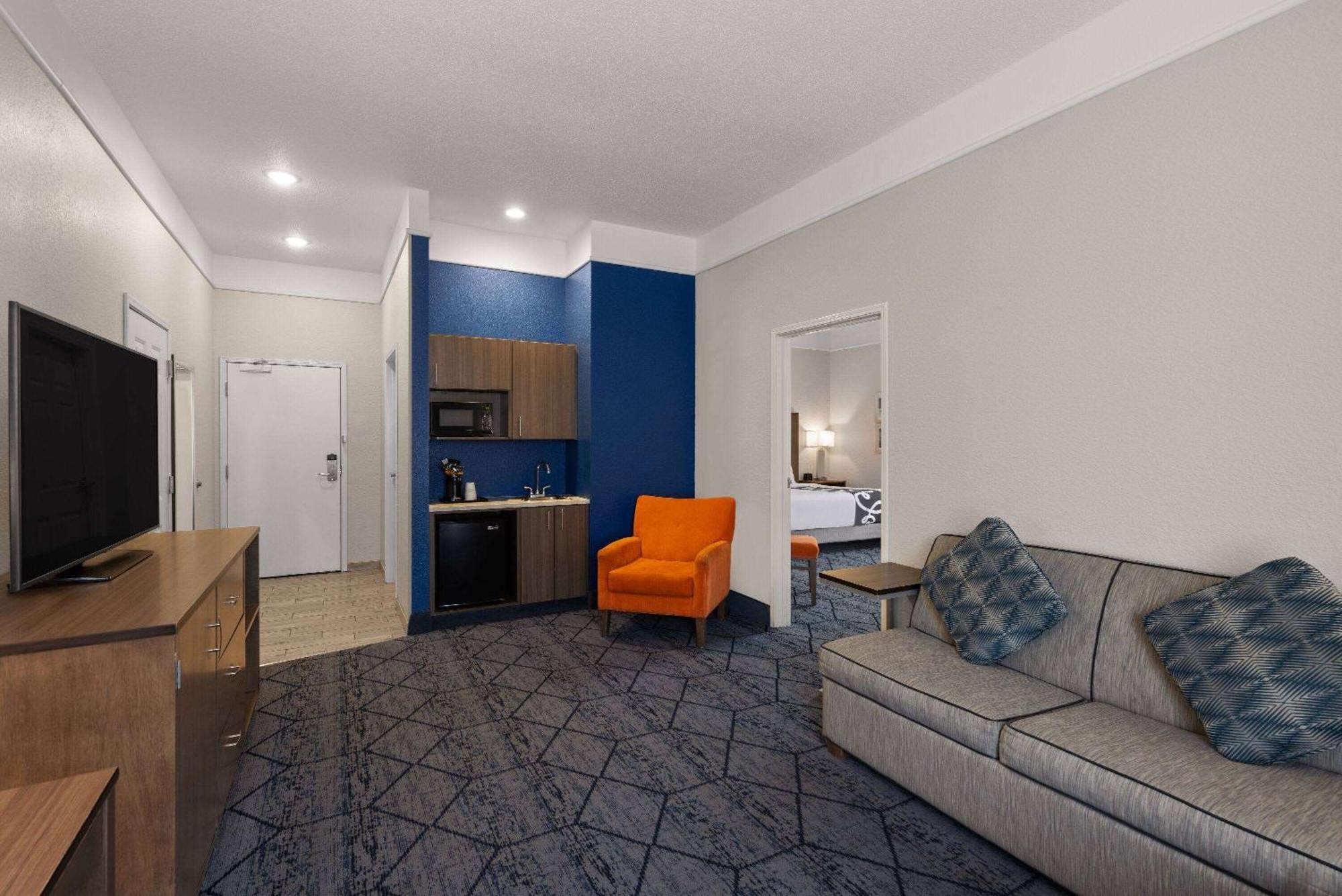 La Quinta Inn And Suites By Wyndham At Watiki Waterpark Рапид Сити Екстериор снимка