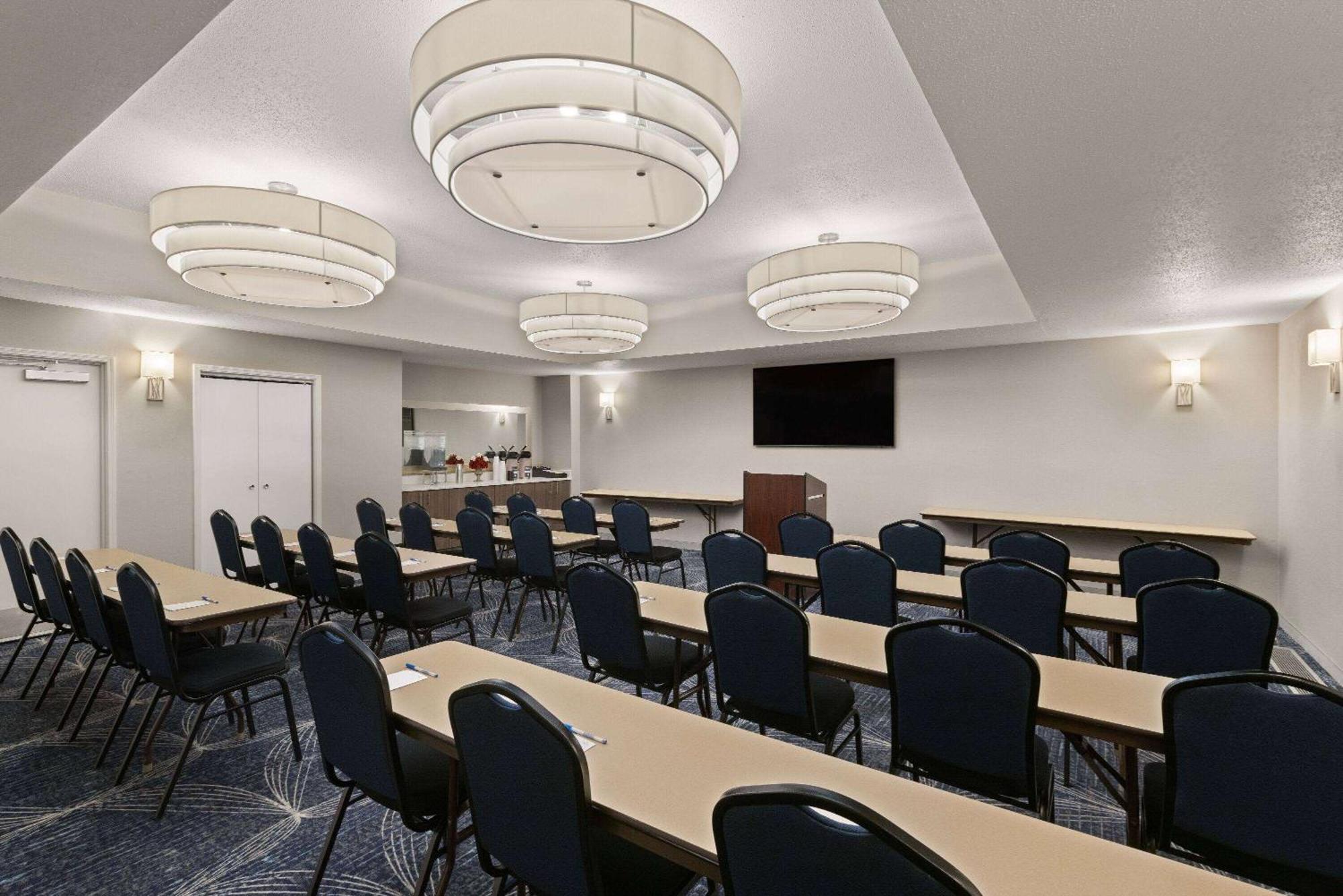 La Quinta Inn And Suites By Wyndham At Watiki Waterpark Рапид Сити Екстериор снимка