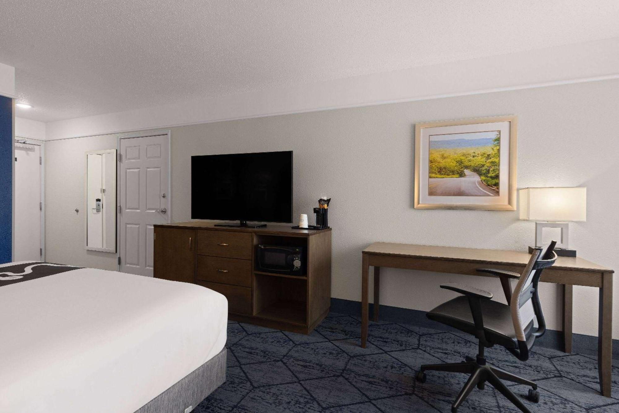 La Quinta Inn And Suites By Wyndham At Watiki Waterpark Рапид Сити Екстериор снимка