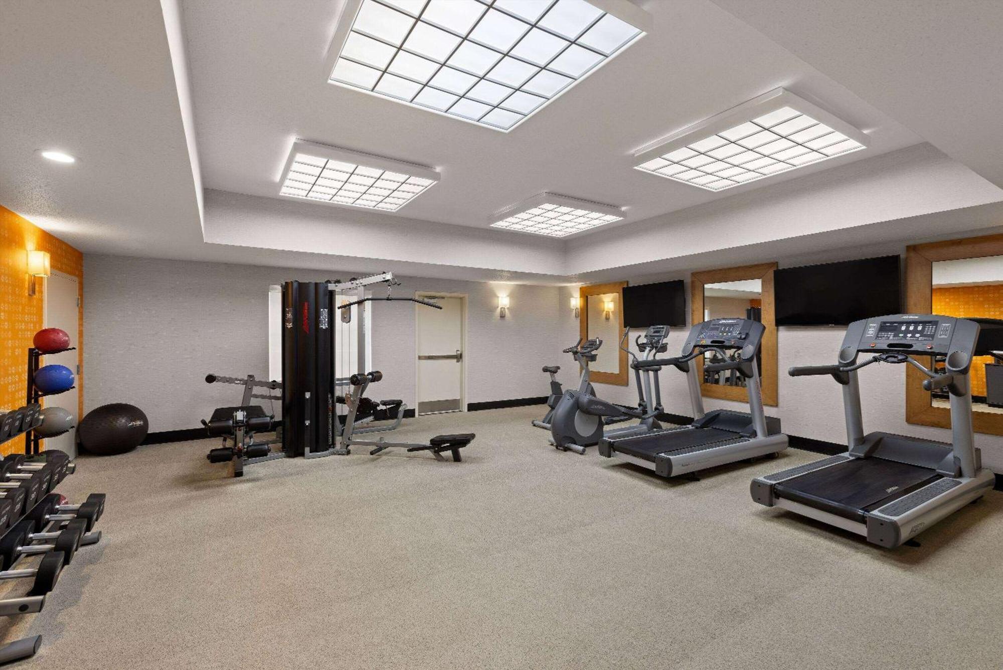 La Quinta Inn And Suites By Wyndham At Watiki Waterpark Рапид Сити Екстериор снимка
