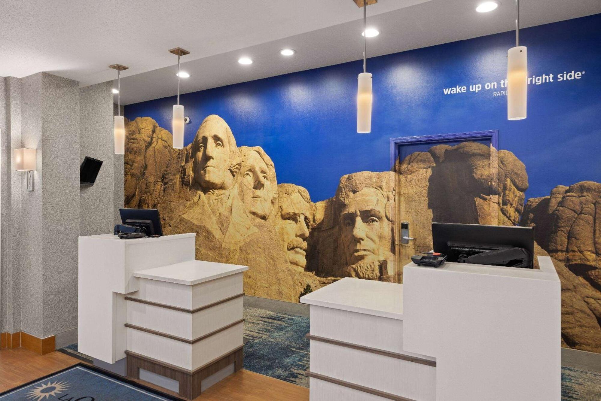 La Quinta Inn And Suites By Wyndham At Watiki Waterpark Рапид Сити Екстериор снимка