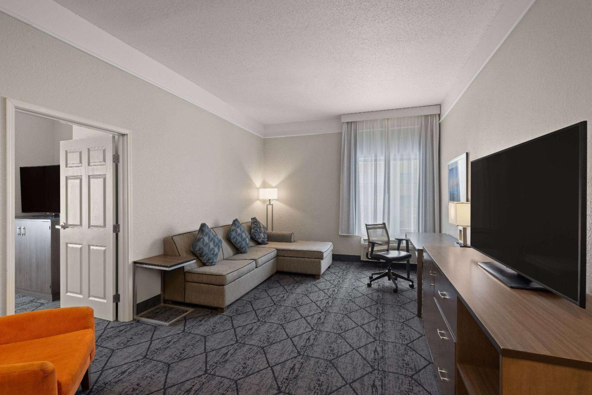 La Quinta Inn And Suites By Wyndham At Watiki Waterpark Рапид Сити Екстериор снимка