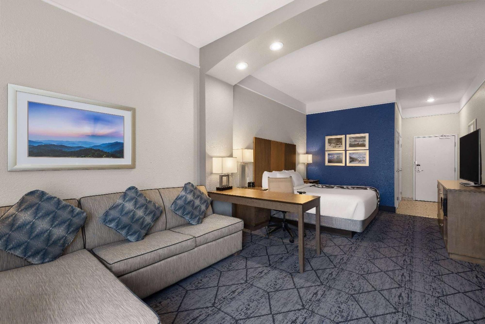 La Quinta Inn And Suites By Wyndham At Watiki Waterpark Рапид Сити Екстериор снимка