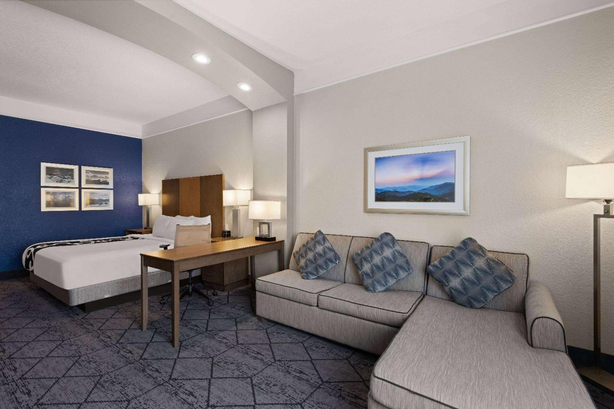 La Quinta Inn And Suites By Wyndham At Watiki Waterpark Рапид Сити Екстериор снимка