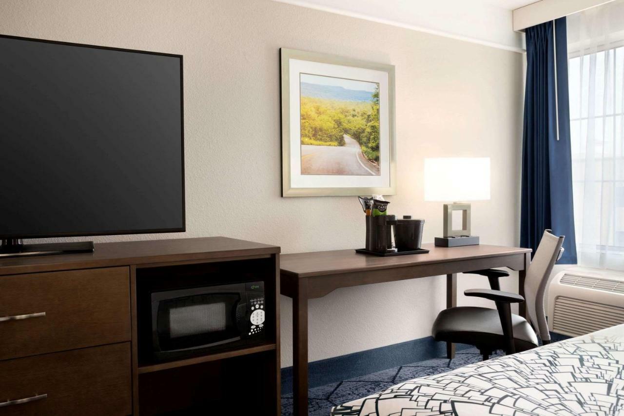 La Quinta Inn And Suites By Wyndham At Watiki Waterpark Рапид Сити Екстериор снимка